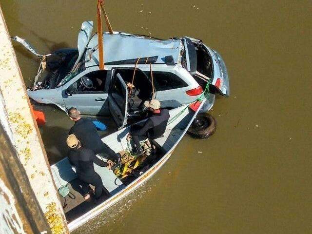 Pai se agarrou a pneu para se salvar de acidente que matou esposa e filha