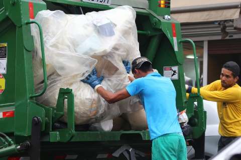 Voluntária na Capital coleta lixo em 5 cidades e descarta vaga da Solurb
