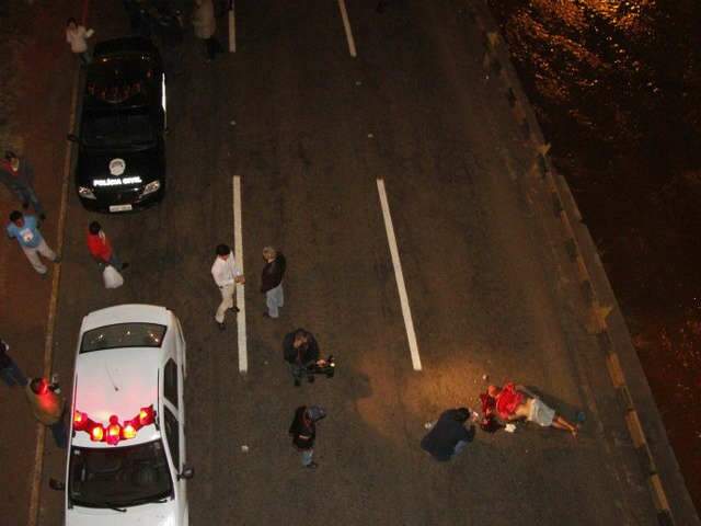  Homem se joga de viaduto movimentado de Campo Grande e para tr&acirc;nsito em avenida