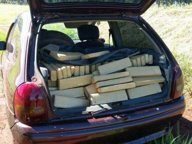 Homem abandona carro com droga, tenta fugir de motot&aacute;xi, mas &eacute; preso pela PRF