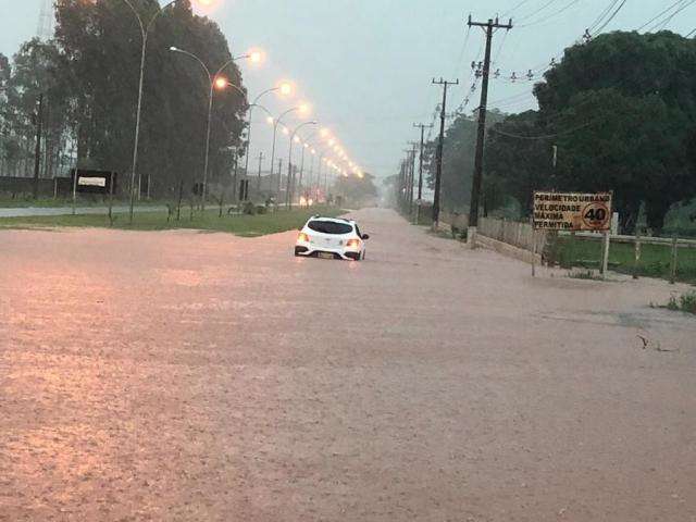 Chuva forte provoca alagamento e deixa 4 pessoas ilhadas em carro 