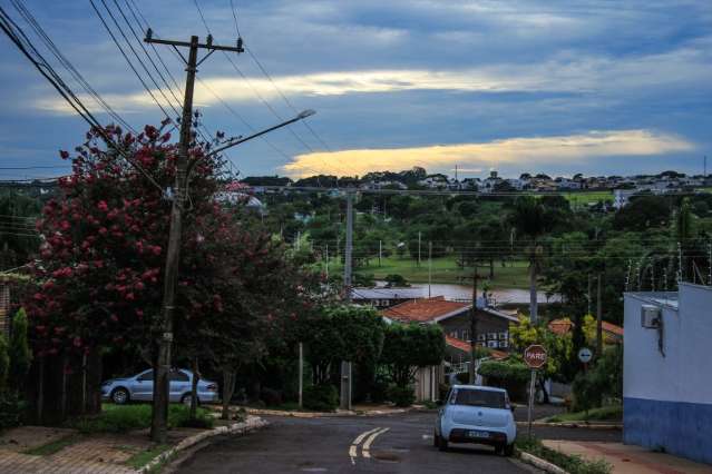 Temperaturas sobem ao longo do dia, mas h&aacute; possibilidade de chuva