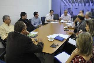 Reunião teve a participação das secretarias estadual e municipal de saúde, além de representantes de hospitais. (Foto: Marcos Ermínio)