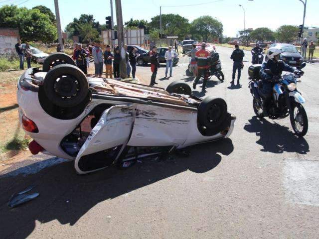 Acidente No Trecho Em Obras Da Ernesto Geisel Deixa Casal Ferido