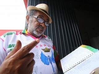Zé Carlos recita uma das poesias que vai transformar em samba (Foto: André Bittar)