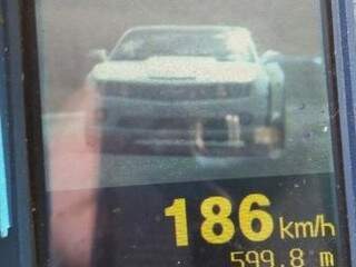 Camaro foi flagrado pelo radar da PRF a 186 km/hora e condutor foi multado em R$ 574,62 (Foto: Divulgação)