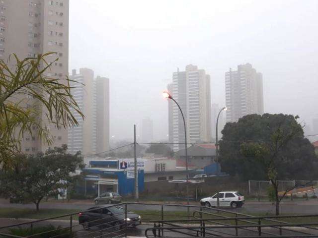 Com voos atrasados, Aeroporto opera com restri&ccedil;&otilde;es devido a forte chuva