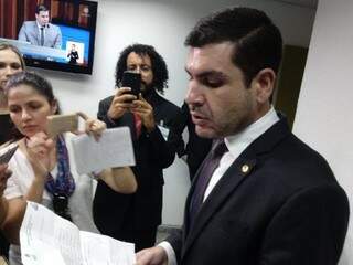 Deputado estadual Jamilson Name mostrou carta em que Dagoberto Nogueira pede sua saída do PDT (Foto: Leonardo Rocha)