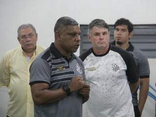 Técnico Celso Rodrigues conversa com elenco do Galo no vestiário (Foto: Operário FC/Divulgação)