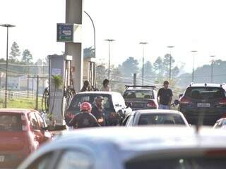 Postos que ainda tinham combustíveis em Campo Grande amanheceram lotados. (Foto: Fernando Antunes)