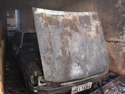 Carro pega fogo e destrói garagem de casa abandonada no São Francisco 