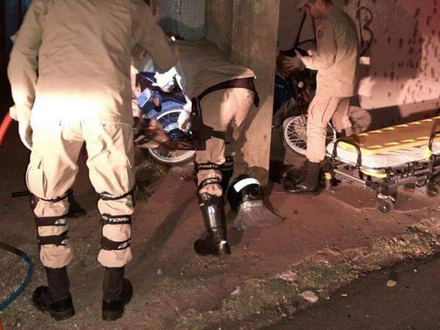 Motociclista fica em estado grave ap&oacute;s ser prensado contra coluna de pr&eacute;dio 