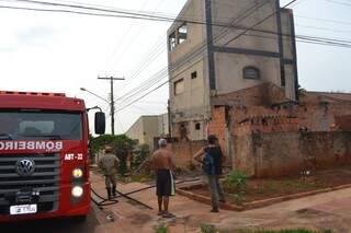 Apesar de ainda estar em construção, duas famílias vivem no local (Foto: Simão Nogueira)