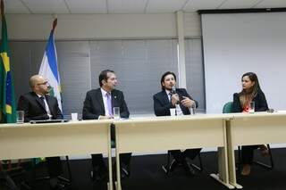 Mesa de palestrantes durante o evento na ESDP (Escola Superior de Defensoria Pública de Mato Grosso do Sul). (Foto: Alcides Neto) 