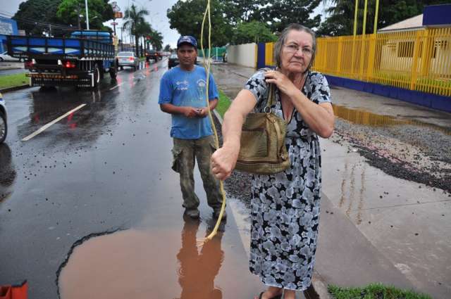 Ve&iacute;culo cai em "buraco" em trecho revitalizado que vai ser inaugurado