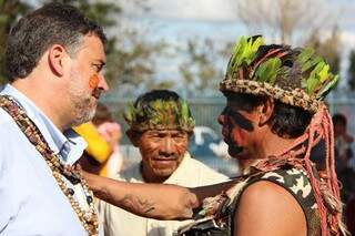 Deputado gaúcho Paulo Pimenta com índios sul-mato-grossenses durante Aty Guasu em Paranhos (Foto: Fabrício Carbonel)