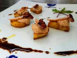 &quot;Pulpo Gallego&quot; - de Tais Almeida. Da cozinha espanhola, são tapas de polvo com batata rosa e chantilly de molho de soja servido com mini broto de beterraba. (Foto: Arquivo Pessoal)