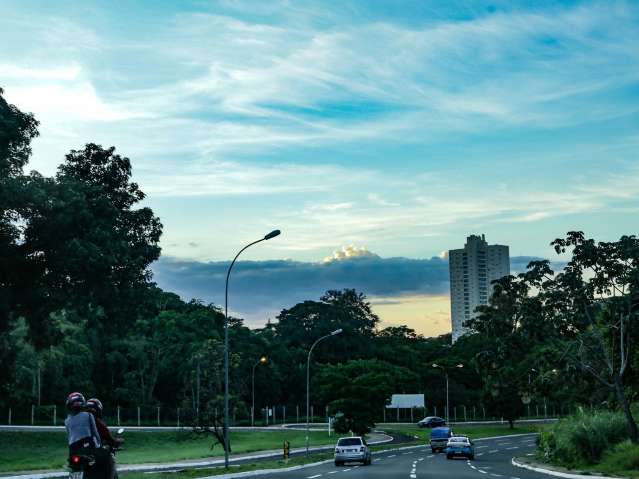 S&aacute;bado ser&aacute; de calor&atilde;o com chuva em pontos isolados durante &agrave; tarde 