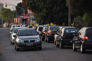 O tráfego piora nos horários de pico (Foto: Marcelo Calazans)