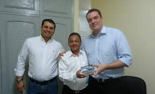Representantes da Vivo, Fábio Larocci e Bruno Mata, entregam aparelho para ganhador da promoção (centro). (Foto: Fernando Dias)