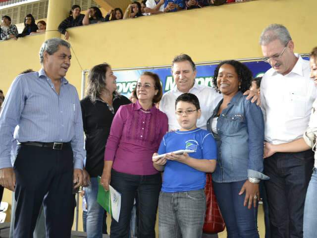  Governador lembra de melhorias salariais ao entregar pr&ecirc;mios a alunos