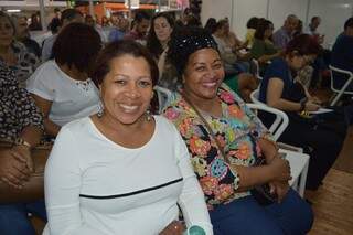 A aposentada, Sônia de Oliveira à esquerda, ao lado de Sandra de Oliveira assistiram a aula-show(Foto: Alana Portela)