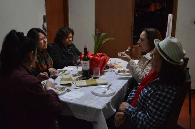 Em casa de 1950, Samira re&uacute;ne amigos para tradicional quibada de origem libanesa