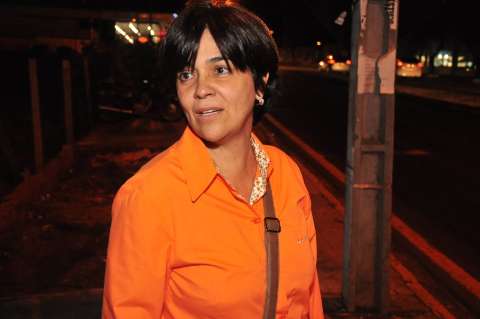 Sem fiscalização, comerciantes ocupam calçadas na rua Ceará