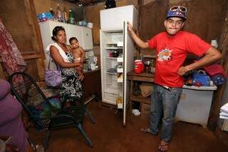 Família vê a comida se estragando na geladeira (Foto: Marcelo Victor)
