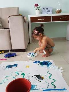 Certamente, Ana vai lembrar com carinho cada momento de pintura da infância. (Foto: Arquivo Pessoal)