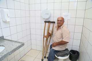 João tentou usar um dos banheiros para deficientes, mas local estava interditado. (Foto: Fernando Antunes)