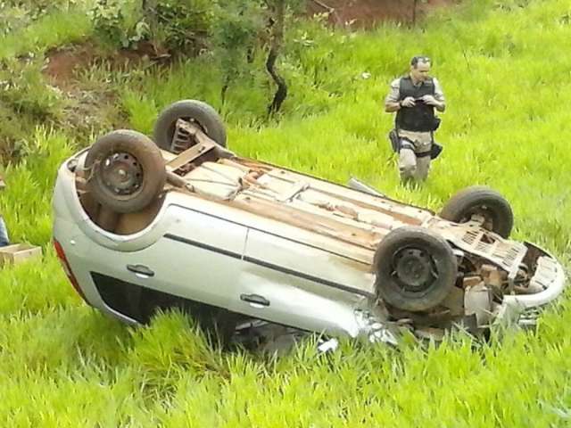 Motorista b&ecirc;bado e sem CNH provoca colis&atilde;o e capotagem na BR-262