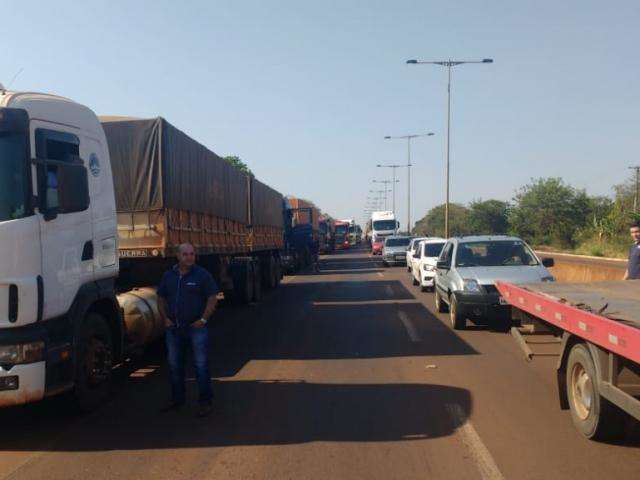 Sem resposta da prefeitura, moradores bloqueiam rodovia h&aacute; oito horas