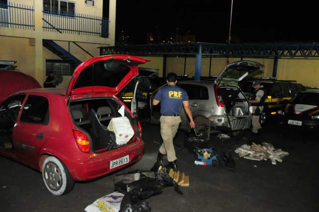  PRF apreende maconha em 2 carros; um deles fugiu e houve persegui&ccedil;&atilde;o