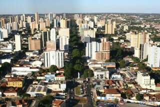 Campo Grande e seu principal eixo, a avenida Afonso Pena, vista de cima. (Foto: Rachid Waqued)