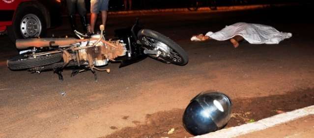 Jovem desrespeita sinal vermelho e morre ao bater moto em caminh&atilde;o