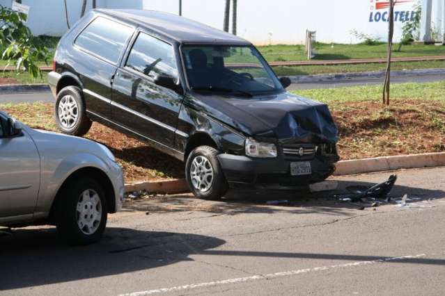 Colis&atilde;o envolve tr&ecirc;s carros na Avenida Mato Grosso, mas sem feridos