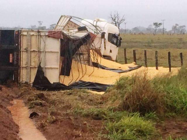 Motorista evita colisão, mas tomba carreta com 60 toneladas de soja