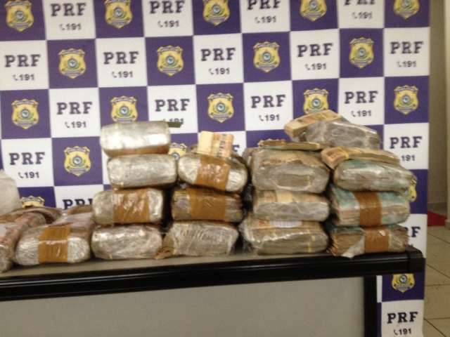 Motorista &eacute; preso com pacotes de dinheiro dentro de pneus de carreta