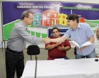 Prefeito de Corumbá, paulo Duarte, assinou convênios com a Fecomércio para fomentar a economia da cidade e tirar os empresários da informalidade (Foto: Prefeitura de Corumbá)
