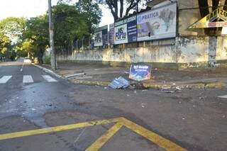 Local da colisão entre camionete e táxi, horas depois do acidente. (Foto: Simão Nogueira)