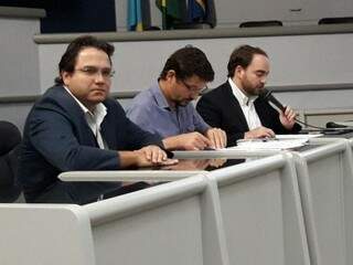 Secretário de finanças de Campo Grande (à frente) durante apresentação do balanço fiscal na Câmara de Campo Grande (Foto: Ricardo Campos Jr.)