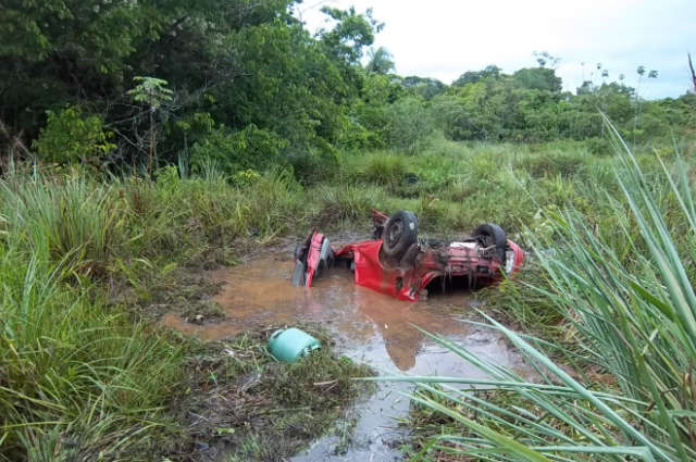  Mulher &eacute; resgatada de a&ccedil;ude ap&oacute;s ve&iacute;culo capotar na MS-382