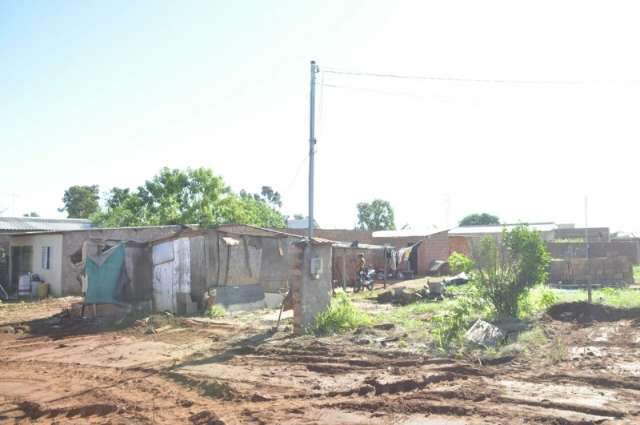 Invasores descarregam at&eacute; caminh&atilde;o de tijolos em &aacute;rea invadida