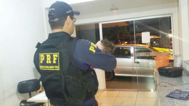 Ve&iacute;culo com pai, mulher e crian&ccedil;a transportava 35 kg de maconha