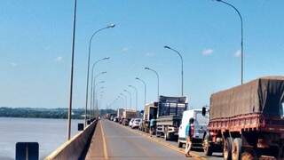 Ponte sobre o rio Paraná está bloqueada desde o fim da manhã. (Foto: Direto das Ruas)