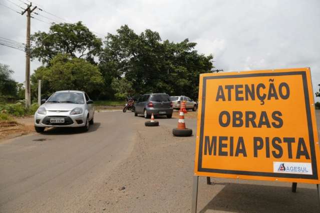 Condutores s&atilde;o multados ao entrarem na contram&atilde;o para desviar de obra