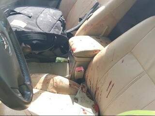 Manchas de sangue nos bancos do carro usado por policial paraguaio (Foto: Porã News)
