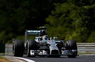 Nico Rosberg larga em primeiro. 