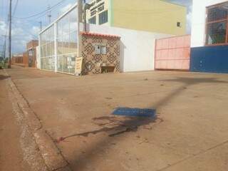 Vítima de assalto foi morta na calçada após reagir a ação de bandidos (Foto: Simão Nogueira)